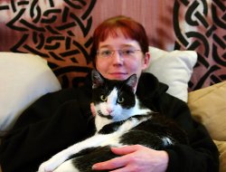 Bei Frauchen kuscheln